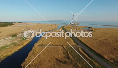 4 k. hava manzara mavi nehir, alanları, yol ve dönüm Rüzgar türbinleri denize yakın. 