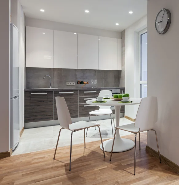 Interno di appartamento moderno in stile scandinavo con cucina — Foto Stock