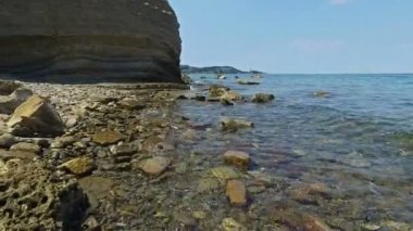 Strunjan, güzel ve eski şehir Piran yakınındaki kıyı şeridi alan St. George's Parish Kilisesi manzaralı yüzme için yerleştirin. Yaz günü, mavi gökyüzü ve deniz suyla temizleyin. Slovenian Istria, Slovenia, Europe.