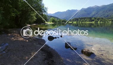 Bohinj Gölü sabah şaşırtıcı. Derin su balık ve Julian Alps Bohinj Vadisi'nin muhteşem manzara ile temizleyin. Triglav Ulusal Parkı, Slovenya, Europe.