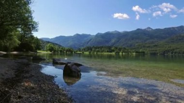 Bohinj Gölü sabah şaşırtıcı. Derin su balık ve Julian Alps Bohinj Vadisi'nin muhteşem manzara ile temizleyin. Triglav Ulusal Parkı, Slovenya, Europe.
