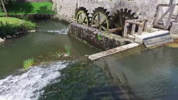 Gammal vattenkvarn som fortfarande fungerar. Trä hjul av gamla kvarnen roterar nära Postojna Cave, Sloveniens, Europa. — Stockvideo