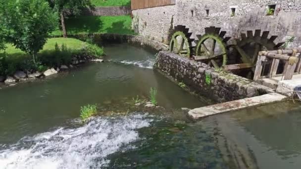 Eski su değirmeni hala çalışıyor. Eski değirmen ahşap tekerlekleri Postojna mağara, Slovenya, Europe döner. — Stok video