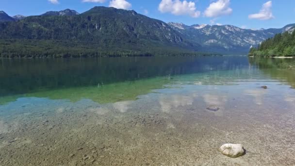 Úžasné Bohinjského jezera v ráno. Hluboko čistou vodou s rybami a nádherná krajina Julských Alp. Triglav National Park, Slovinsko, Evropa. — Stock video