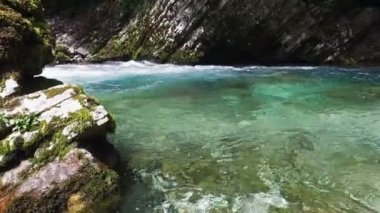 4k. Radovna nehri panoramik görünümü, Vintgar Gorge akar. İnsanlar köprüde dinleniyor. Temiz mavi su ve yeşil orman. Triglav Ulusal Parkı, Julian Alpleri, Bled vadisi, Slovenya, Avrupa.