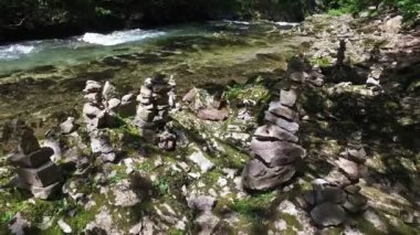 4k. Yabani Radovna nehir Vintgar Gorge ve taş piramitler, insanlar tarafından yapılan akar. Temiz mavi su ve yeşil orman. Triglav Ulusal Parkı, Julian Alpleri, Bled vadisi, Slovenya, Avrupa.