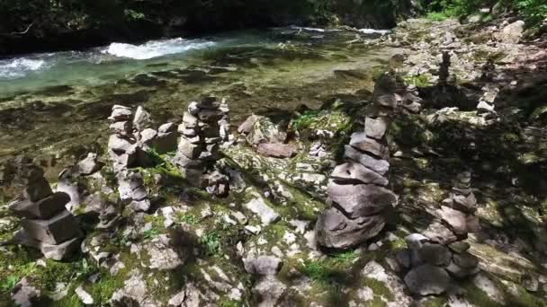 4k. 野生拉多夫纳河流在温特加尔峡谷和石头金字塔，由人。干净的蓝色水和绿色森林。特里格拉夫国家公园，朱利安阿尔卑斯山，布莱德山谷，斯洛文尼亚，欧洲. — 图库视频影像
