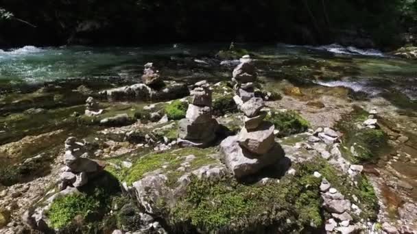 4K. Wild Radovna River flyter i Vintgar Gorge och sten pyramider, gjorda av människor. Rent blått vatten och grön skog. Triglav nationalpark, Juliska alperna, Bled Valley, Slovenien, Europa. — Stockvideo