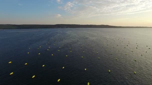4k. Flug über Fischerplatz mit Schwimmern bei Sonnenuntergang im Meer, Luftpanorama. — Stockvideo