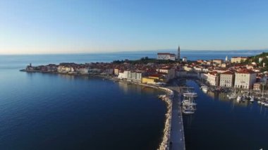Eski şehir Piran, hava panoramik eski evleri, St. George's Parish Kilisesi, kale, yatlar, iskelelerde ve denizin üzerinde uçuş.