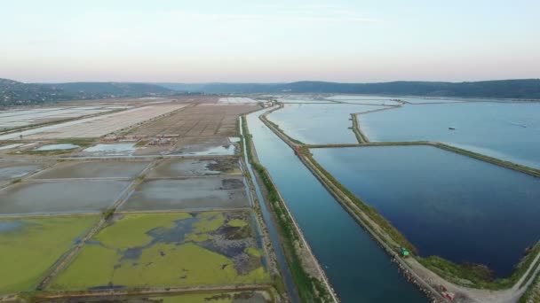 4К. Полет над Солиной в Словении на закате, место добычи морской соли, воздушный панорамный вид. Сековлиске-Солине . — стоковое видео