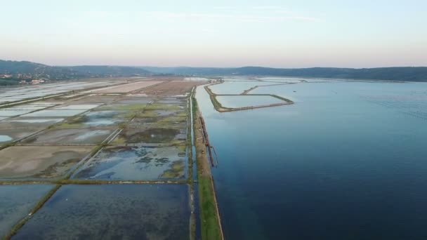 4К. Полет над Солиной в Словении на закате, место добычи морской соли, воздушный панорамный вид. Сековлиске-Солине . — стоковое видео