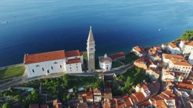 Eski şehir Piran Slovenya, havadan Kuşbakışı görünüm eski evleri, St. George's Parish Kilisesi ve denizin üzerinde uçuş. 