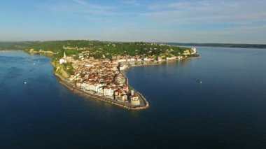 Eski şehir Piran, eski evleri, çatılar, St. George's Parish Kilisesi, kale ve deniz hava panoramik üzerinde kuşlar ile uçuş. Slovenya. 