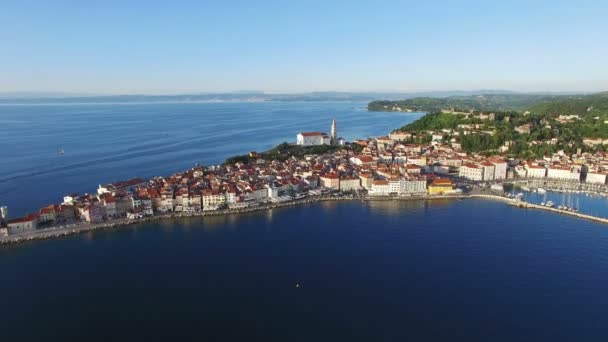 Πτήση πάνω από την παλιά πόλη Piran της Σλοβενίας, εναέρια θέα, με παλιά σπίτια, ενοριακή εκκλησία του Αγίου Γεωργίου, πλατεία, φρούριο και τη θάλασσα. — Αρχείο Βίντεο