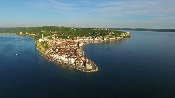 Πτήση με τα πουλιά πάνω από την παλιά πόλη του Piran, εναέρια θέα, με παλιά σπίτια, στέγες, ενοριακή εκκλησία του Αγίου Γεωργίου, φρούριο και τη θάλασσα. Σλοβενία. — Αρχείο Βίντεο