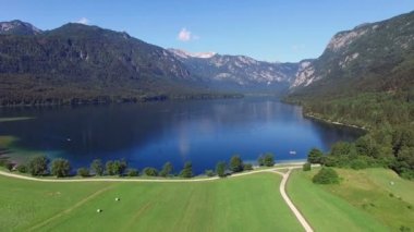 4 k. uçuş şaşırtıcı Bohinj Gölü sabah yukarıda. Mavi derin su ve Julian Alps dağlar. Triglav Ulusal Parkı, Slovenya, Europe.