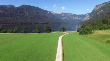 4 k. düşük uçuş sabah şaşırtıcı Bohinj Gölü vadisinde yukarıda. Yeşil tepeler ve mavi derin su. Julian Alps dağlar, Triglav Ulusal Parkı, Slovenya, Europe.