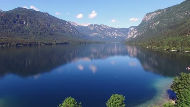 4 k. düşük uçuş ve kalkış sabah şaşırtıcı Bohinj Gölü vadisinde yukarıda. Yeşil tepeler ve mavi derin su. Julian Alps dağlar, Triglav Ulusal Parkı, Slovenya, Europe. — Stok video