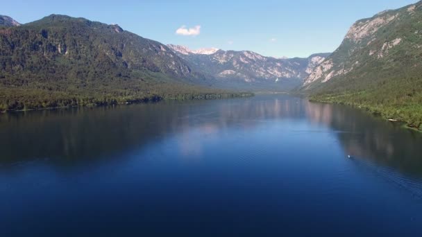 4K. Vol au-dessus du lac étonnant Bohinj dans la matinée. Les gens s'entraînent à ramer. Eau profonde bleue et montagnes des Alpes juliennes. Parc national du Triglav, Slovénie, Europe . — Video