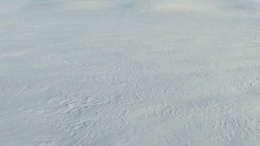 Uçuş kar kış, hava panoramik görünüm alanlarında yukarıda. Kar desen ve doku. Kar Çölü.