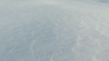 Uçuş kar kış, hava panoramik görünüm alanlarında yukarıda. Kar desen ve doku. Kar Çölü.