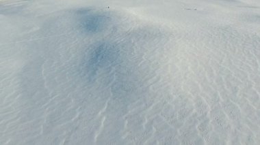 Uçuş kar kış, hava panoramik görünüm alanlarında yukarıda. Kar desen ve doku. Kar Çölü.