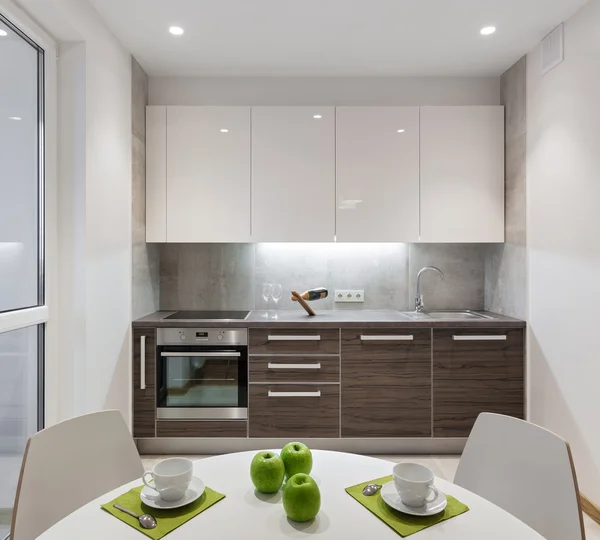 A modern, skandináv stílusú apartman konyha lakberendezés — Stock Fotó