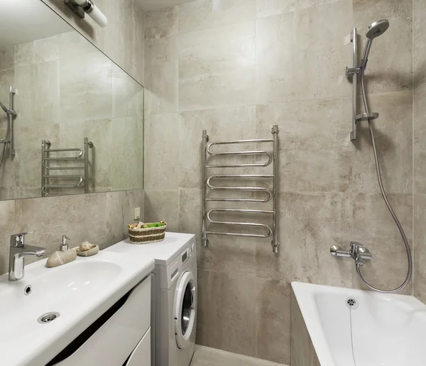 Интерьер ванной комнаты в скандинавском стиле — стоковое фото