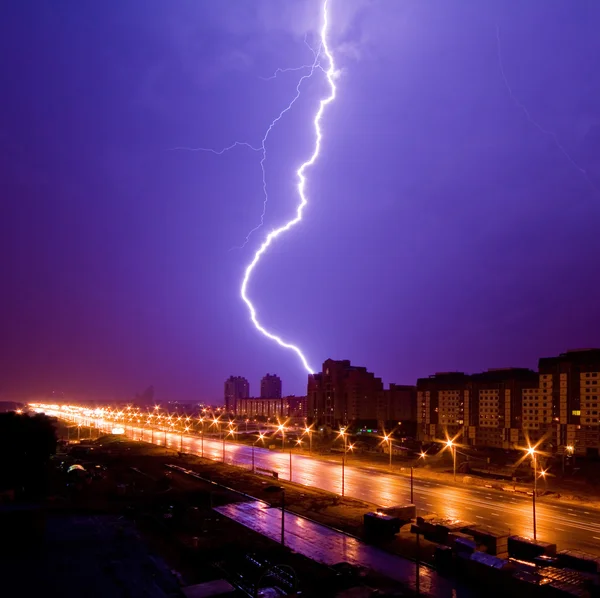 Lightning utsikt över natten staden. — Stockfoto