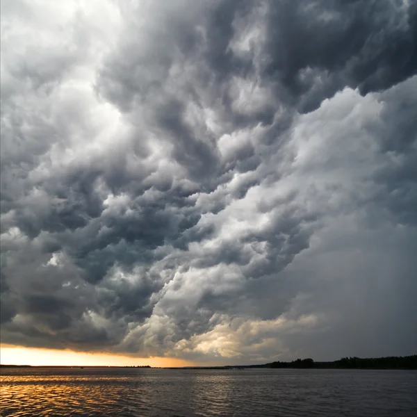 Úžasný pohled bouřky mraky nad vodou — Stock fotografie
