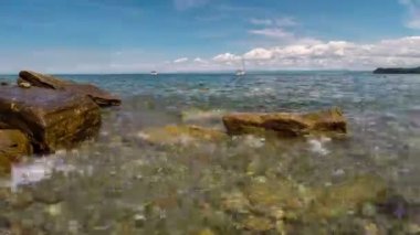 güneşli bir gün, güzel temiz su ile defne deniz yüzmek için yerleştirin. zaman atlamalı.
