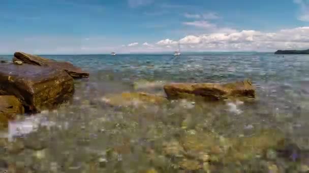 Bahía de mar con agua limpia en día soleado, bonito lugar para nadar. Caducidad . — Vídeos de Stock