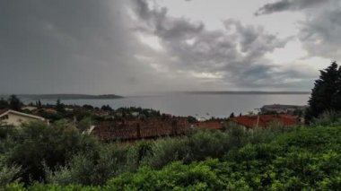 Fırtına ve yukarıda ışığında, panoramik defne deniz doğa. zaman atlamalı.