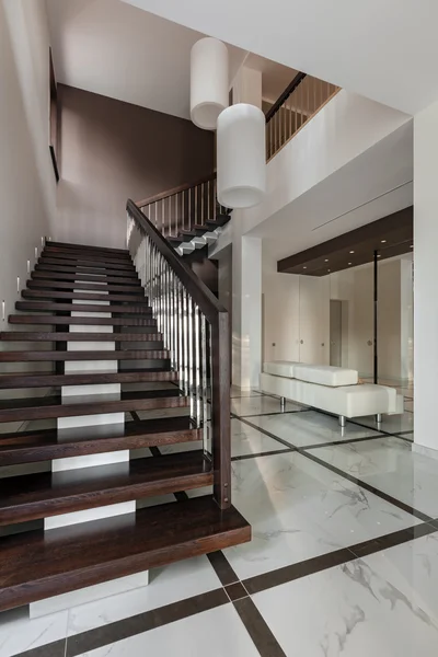 Salón de lujo interior con escalera — Foto de Stock