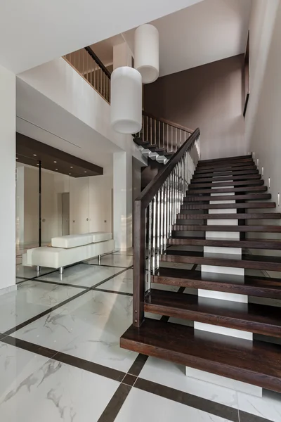 階段と高級ホールのインテリア — ストック写真