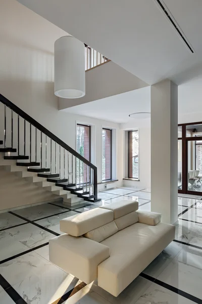 Luxusní interiér haly se schodištěm — Stock fotografie