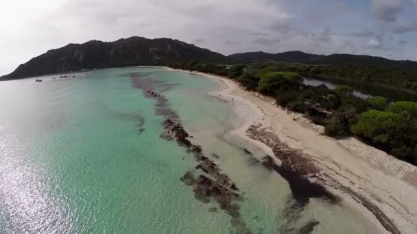 Fransa'da Corsica, Santa Giulia beach defne deniz üzerinde uçuş. Havadan panoramik görünümü. — Stok video