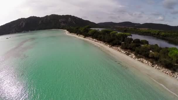 Vlucht over zee baai in Frankrijk, Corsica, Santa Giulia strand. Luchtfoto uitzicht. — Stockvideo