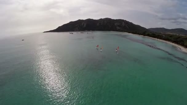 Vlucht over zee baai bij surfers in Frankrijk, Corsica, Santa Giulia strand. Luchtfoto uitzicht. — Stockvideo