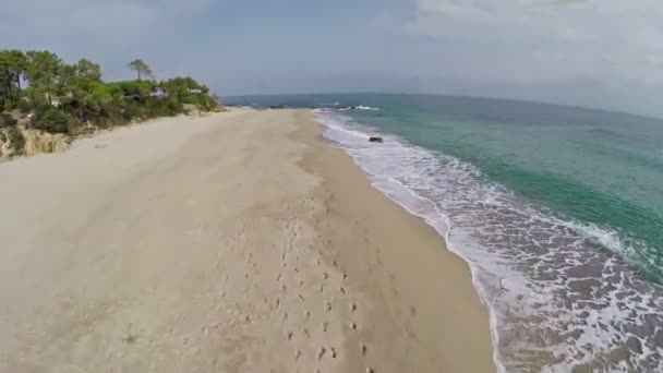 Vlucht en opstijgen over zee met de golven. Frankrijk, Corsica. Luchtfoto uitzicht. — Stockvideo