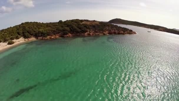 Vlucht over zee baai met rotsen en jacht. Rondinara bay, Corsica, Frankrijk. Luchtfoto uitzicht. — Stockvideo