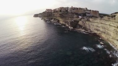 Eski şehir Bonifacio ve altın günbatımı renkleri bölgede uçuş. Corsica, Fransa. Havadan panoramik görünümü.
