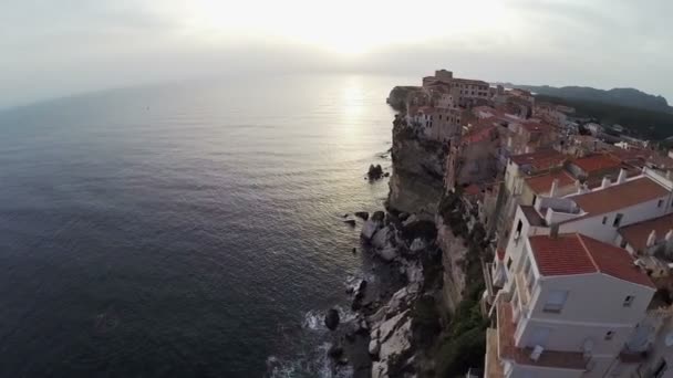 Eski şehir Bonifacio, altın günbatımı renkleri üzerinde düşük uçuş. Corsica, Fransa. Havadan panoramik görünümü. — Stok video