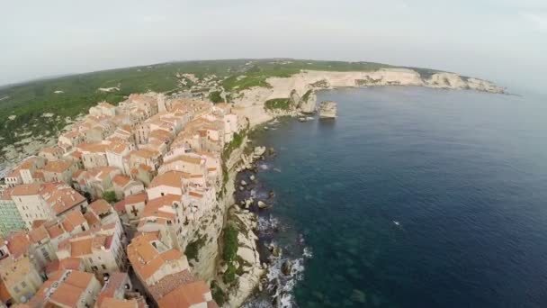 Lågt flygning över gamla staden Bonifacio på golden sunset färger. Korsika, Frankrike. Panorama Flygfoto. — Stockvideo