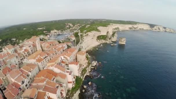 Volo sopra la città vecchia Bonifacio e zona ai colori del tramonto. Corsica, Francia. Vista panoramica aerea . — Video Stock