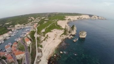 Eski şehir Bonifacio ve günbatımı renkleri bölgede uçuş. Corsica, Fransa. Havadan panoramik görünümü.