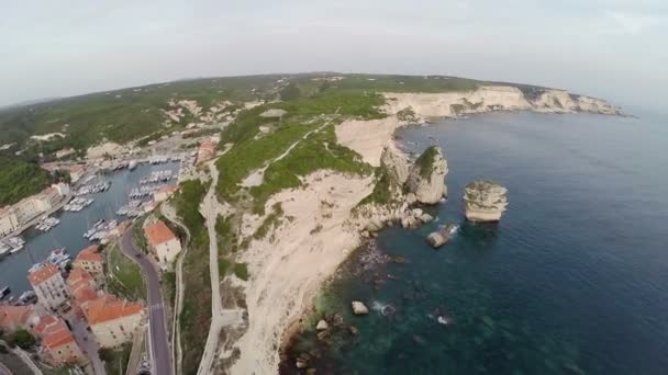 Vol au-dessus de la vieille ville Bonifacio et de la région aux couleurs du coucher du soleil. Corse, France. Vue panoramique aérienne .