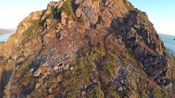 Repülés és felszállás a régi torony a háttérben a tenger és a szigetek. Tour de La Parata, Ajaccio, Korzika, Franciaország. Archipel des Sanguinaires. Légi panorámafotó. — Stock videók