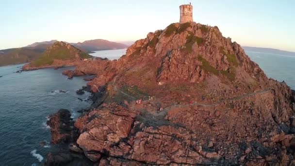 Letu a vzletu nad starou věž s pozadím moře. Tour de la Parata, oblast Ajaccio, Korsika, Francie. Panoramatický pohled. — Stock video